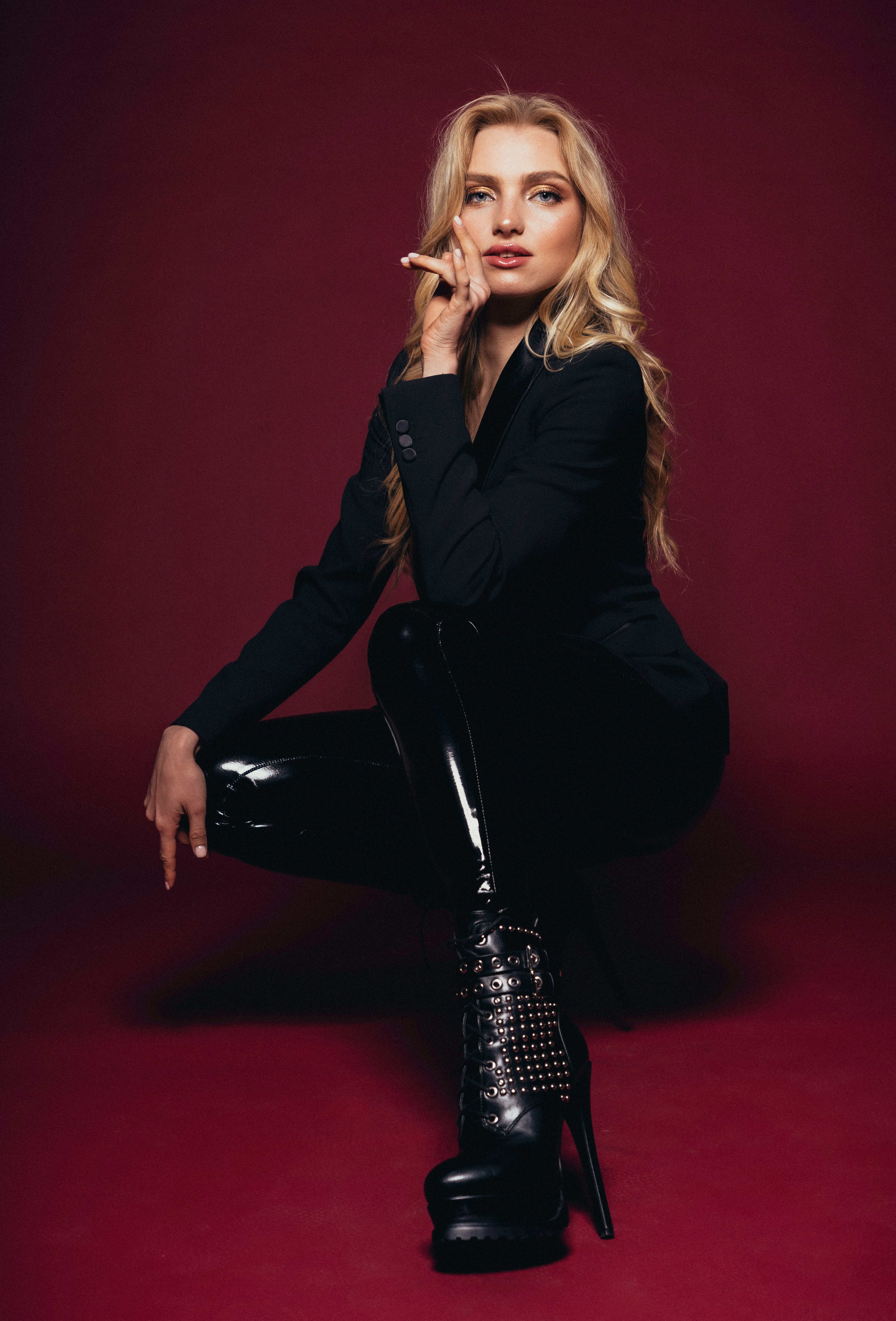 celebrity squatting on appearance in public