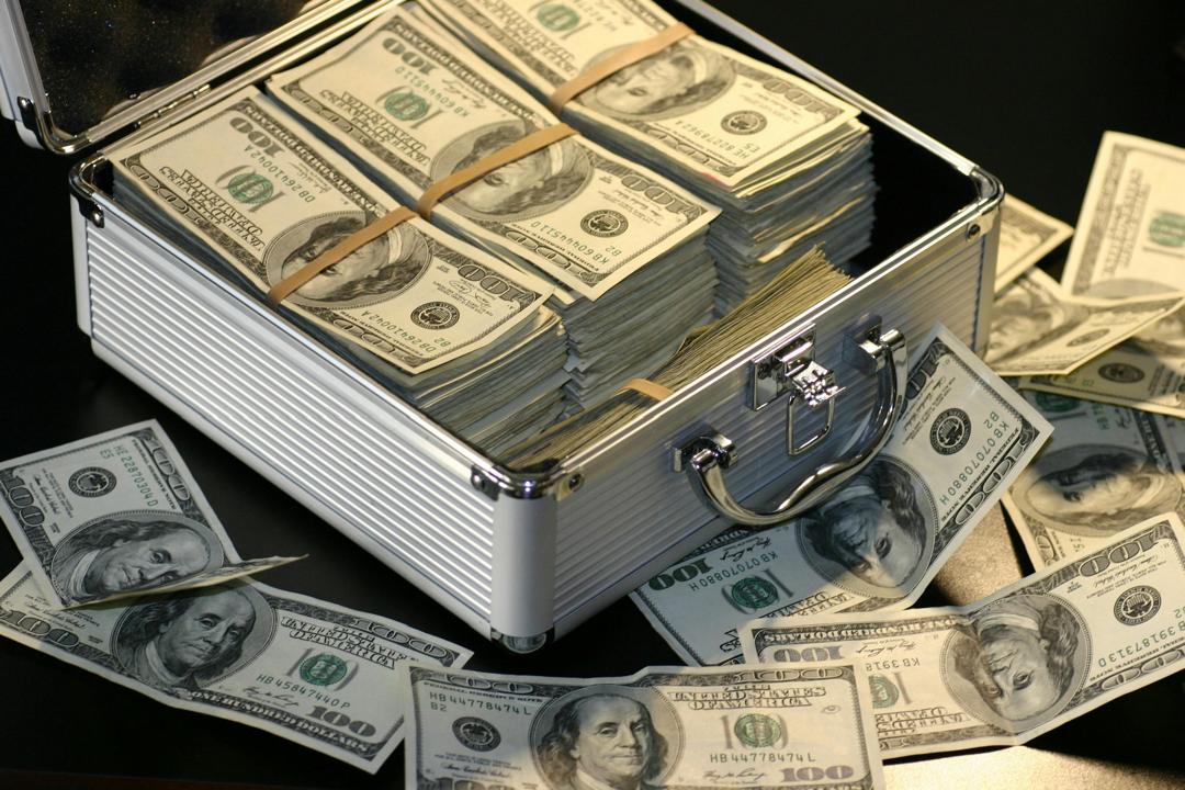 Independent artist making 0K through social media hustle